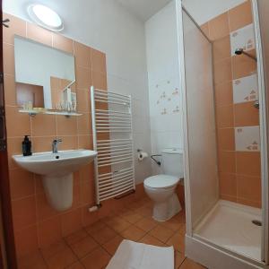 Ванная комната в RED DEER Hotel