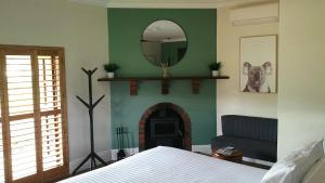 Un pat sau paturi într-o cameră la Blackwood Valley Suites