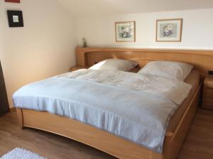 Ein Bett oder Betten in einem Zimmer der Unterkunft Haus Hunsrückhöhe