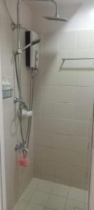 タガイタイにあるTagaytay Prime Residence -Citylandのバスルーム(ガラスドア付きのシャワー付)