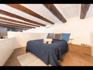 A bed or beds in a room at LOFT VIEUX PORT