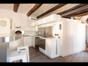 A kitchen or kitchenette at LOFT VIEUX PORT