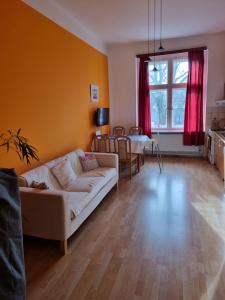 uma sala de estar com um sofá e uma mesa em Café Dlask em Varnsdorf