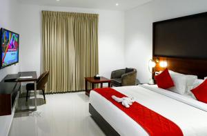una habitación de hotel con una cama con un animal de peluche. en ARK HOTEL AND CONVENTION CENTRE, en Mundūr