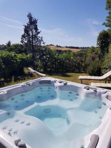 uma banheira de hidromassagem com vista para um jardim em La Casa di Manuela, Villa Indipendente nel Chianti con Vasca Idromassaggio em Barberino di Val dʼElsa