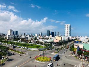 vistas a una ciudad con una calle y edificios en Cali hotel books Da Nang, en Da Nang