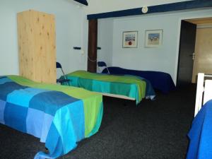 2 Betten in einem Zimmer in Blau und Grün in der Unterkunft Hubertushoeve in Diever