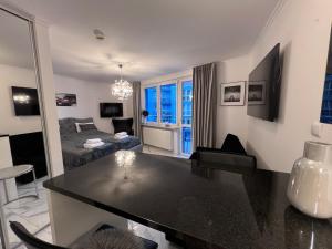 salon z łóżkiem i biurkiem w pokoju w obiekcie Apartament Kasprowicza 12A w Kołobrzegu