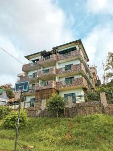 een hoog gebouw met balkons aan de zijkant bij MC Mountain Home in Tagaytay