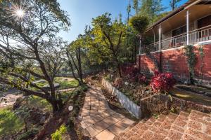 Zahrada ubytování CosmicStays Evergreen Cascade - The Hidden Gem of Mahabaleshwar