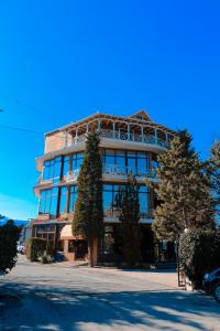 un gran edificio con muchas ventanas en Hotel Konti, en Korçë