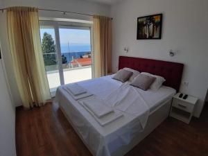 Postel nebo postele na pokoji v ubytování Pool-Villa „4 Seasons“ Seaview + 24 fotografií