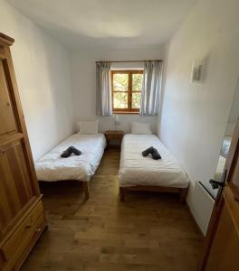 2 camas en una habitación pequeña con ventana en Lujo y Confort en Can Taullar, en Pla de l'Ermita