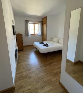 a room with a bed and a window at Lujo y Confort en Can Taullar in Pla de l'Ermita