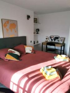 Ein Bett oder Betten in einem Zimmer der Unterkunft Just Suite Home - Superbe 2 pièces entre Paris et Orly, jardin privé