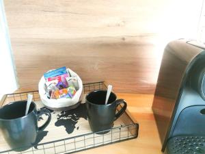 zwei Kaffeetassen auf einem Tablett auf einem Tisch in der Unterkunft Just Suite Home - Superbe 2 pièces entre Paris et Orly, jardin privé in Villeneuve-Saint-Georges