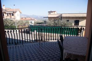 een balkon met een tafel en een hek bij 'Panta rei' in Mentana