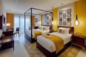 Tempat tidur dalam kamar di Allegro Hoi An . A Little Luxury Hotel & Spa