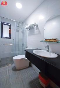 bagno con lavandino, servizi igienici e specchio di Luxury hotel Phú Yên a Liên Trì (3)