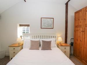 A bed or beds in a room at Old Cart Shed