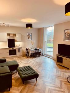 una sala de estar con un sofá y una mesa en NiCheGetaway, en Shrewsbury
