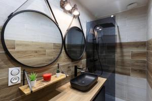 uma casa de banho com 2 espelhos e um lavatório em OPEN SKY Industry Hyper Centre Fontaine Moussue em Salon-de-Provence