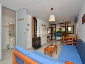 sala de estar con sofá azul y mesa en Politur F-1, en Platja d'Aro