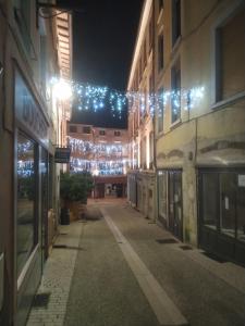 an empty street at night with christmas lights at Duplex Viennois in Vienne