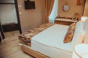 A bed or beds in a room at ATLAS OTELİ