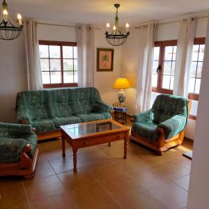 salon z kanapami i stolikiem kawowym w obiekcie Casa Ana Perez w mieście Antigua