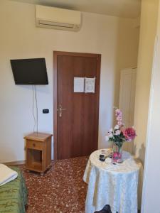 Pokój ze stołem z wazonem kwiatów w obiekcie LA PALAZZINA w Rzymie +37 zdjęć