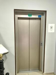 una puerta del ascensor con un cartel encima en Hotel Cervantes, en Zafra