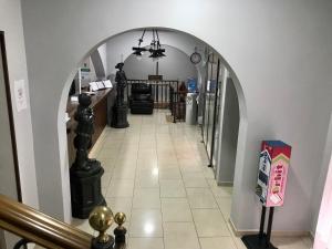 um corredor com uma arcada num edifício em Hotel Cervantes em Zafra