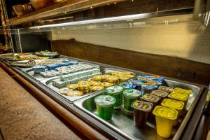 博希尼博因吉斯克杰兹洛酒店的餐厅内装有饮料和食物的展示箱 更多37张照片