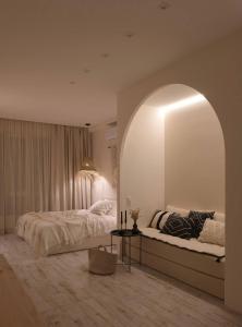 1 dormitorio con cama y espejo grande en Residential complex New England, en Kiev