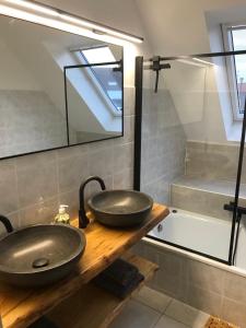 ein Badezimmer mit einem Waschbecken und einer Badewanne in der Unterkunft De Wolfkes in Ostende