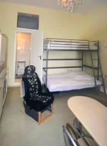 Schlafsaal mit einem Etagenbett und einem Stuhl in der Unterkunft MA-A2 Single Wohnung in Krefeld