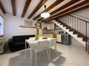 een witte tafel en stoelen in de woonkamer bij Cà Wanda in Chioggia
