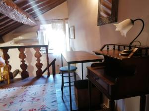 a room with a desk and a table with a stool at La Dimora del 1700 in Tivoli