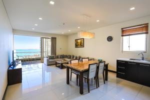 Una cocina y una sala de estar con mesa y sillas. en Sea View Luxury - Apartments, en Nha Trang
