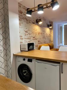 a kitchen with a washing machine and a counter at Apartamento Mil Palmeras in Pilar de la Horadada