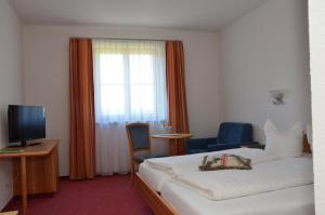 Un pat sau paturi într-o cameră la Gasthof Hirschen
