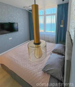 ein Schlafzimmer mit einem Bett mit einer langen Stange darauf in der Unterkunft Sea View Sky 15 Apartments in Odessa + 11 Fotos
