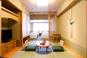 Televiisor ja/või meelelahutuskeskus majutusasutuses Kadensho, Arashiyama Onsen, Kyoto - Kyoritsu Resort