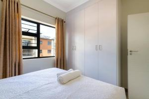 Ένα ή περισσότερα κρεβάτια σε δωμάτιο στο Alimama Spaces: The Thando's Kyalami Woods +28 φωτογραφίες