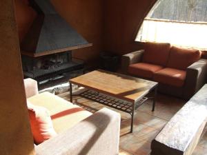 sala de estar con sofá y mesa de centro en Els Arenys, en Sant Joan de les Abadesses