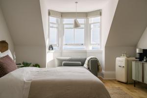 a bedroom with a bed and a window at The Dundonald Guesthouse & Cottage in Culross