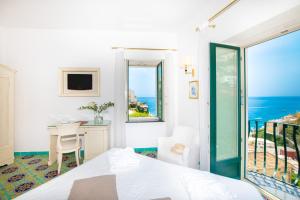 A television and/or entertainment centre at Hotel Savoia