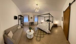a large bedroom with a bed and a couch at Casa Elsa Almagro in Almagro