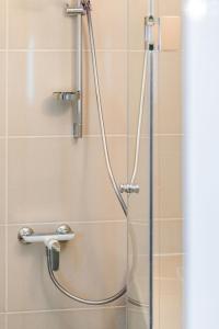 doccia con tubo in bagno di Centrum Topaz apartmani a Spalato (Split)